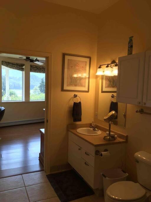 Kelli Creek Cottage Juneau Rum bild